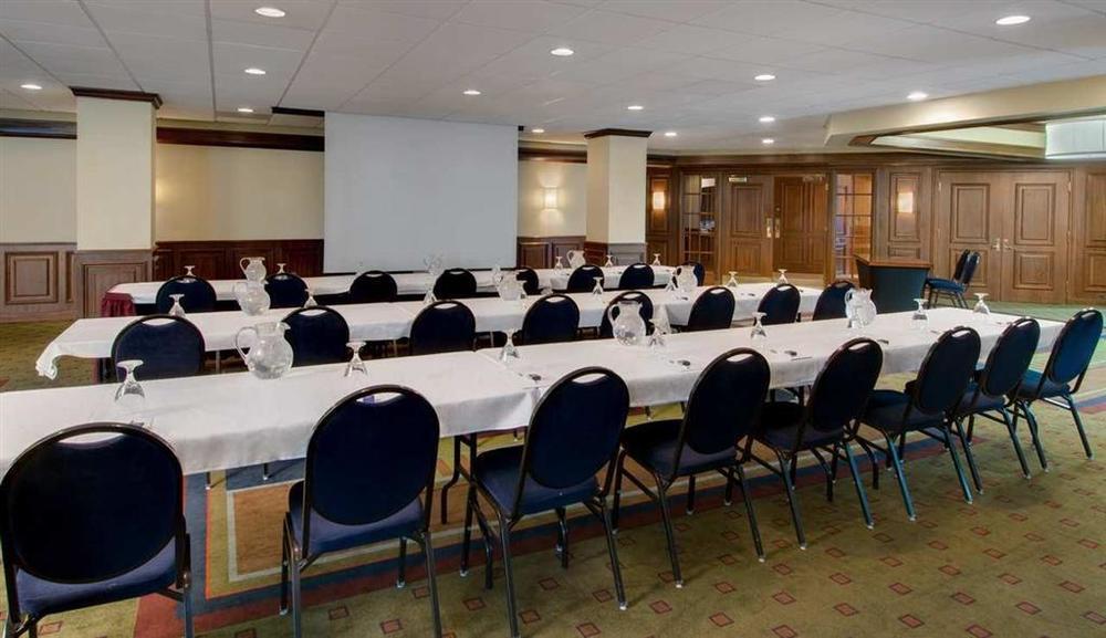 Hampton Inn & Suites Milwaukee Downtown Бізнес фото