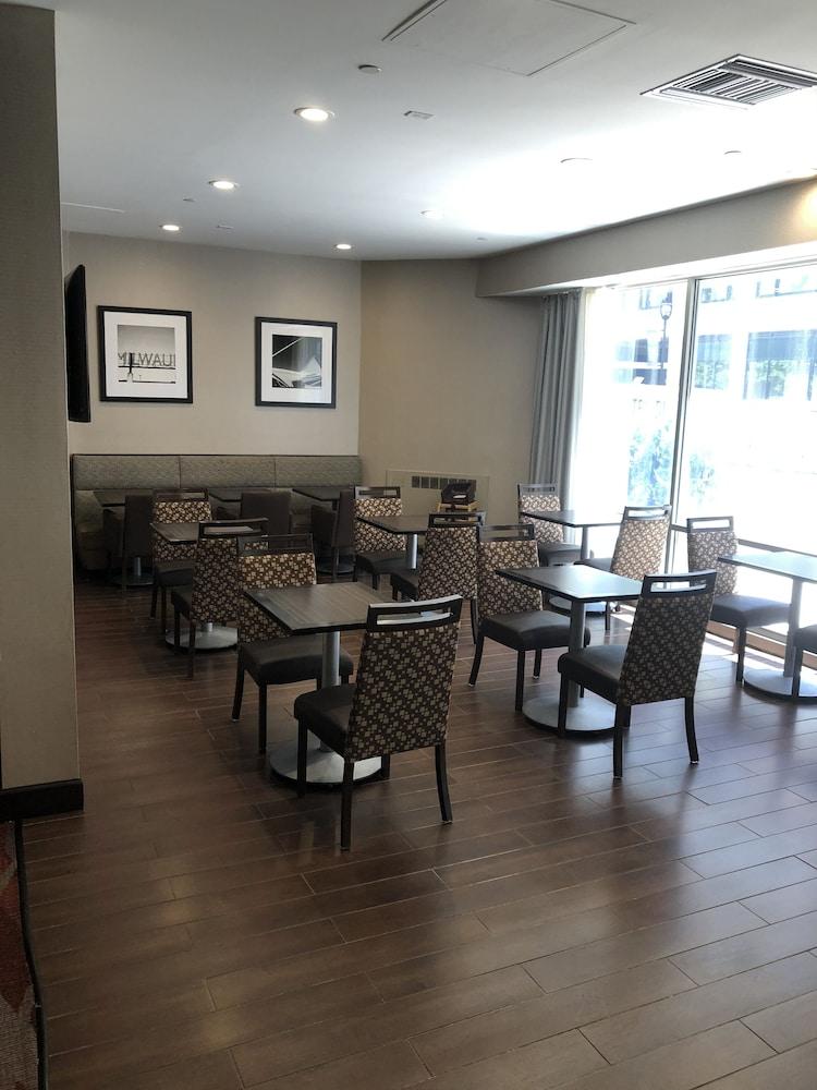 Hampton Inn & Suites Milwaukee Downtown Екстер'єр фото