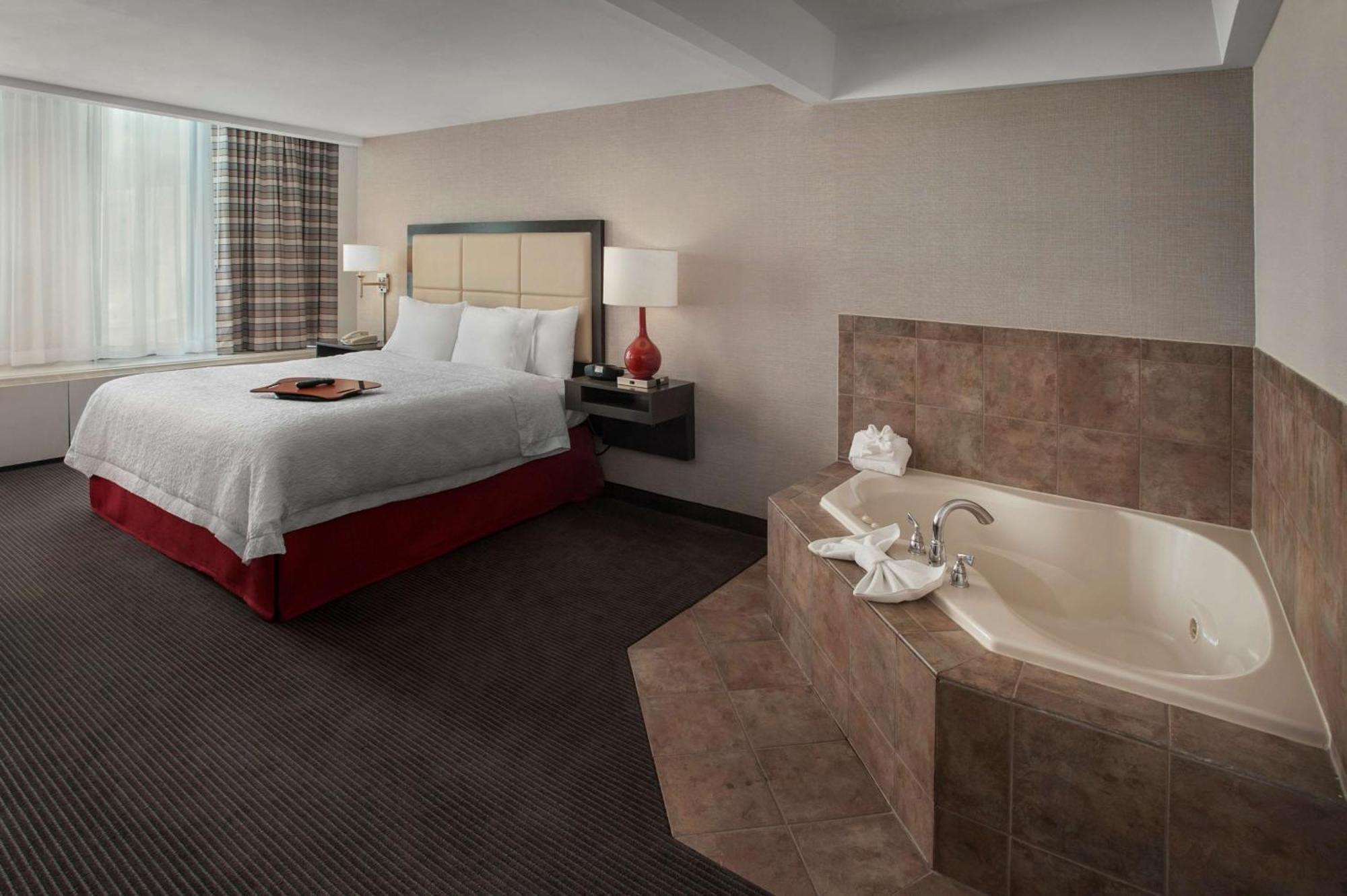 Hampton Inn & Suites Milwaukee Downtown Екстер'єр фото